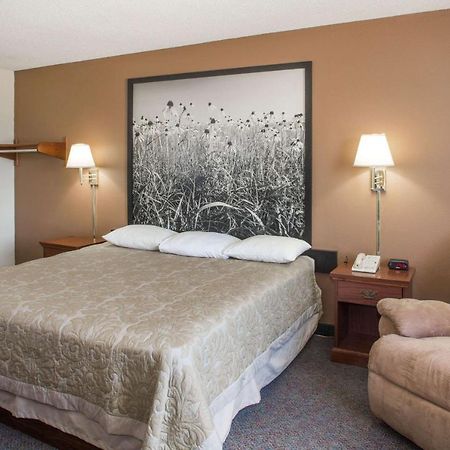 Super 8 By Wyndham Richmond Hotell Exteriör bild