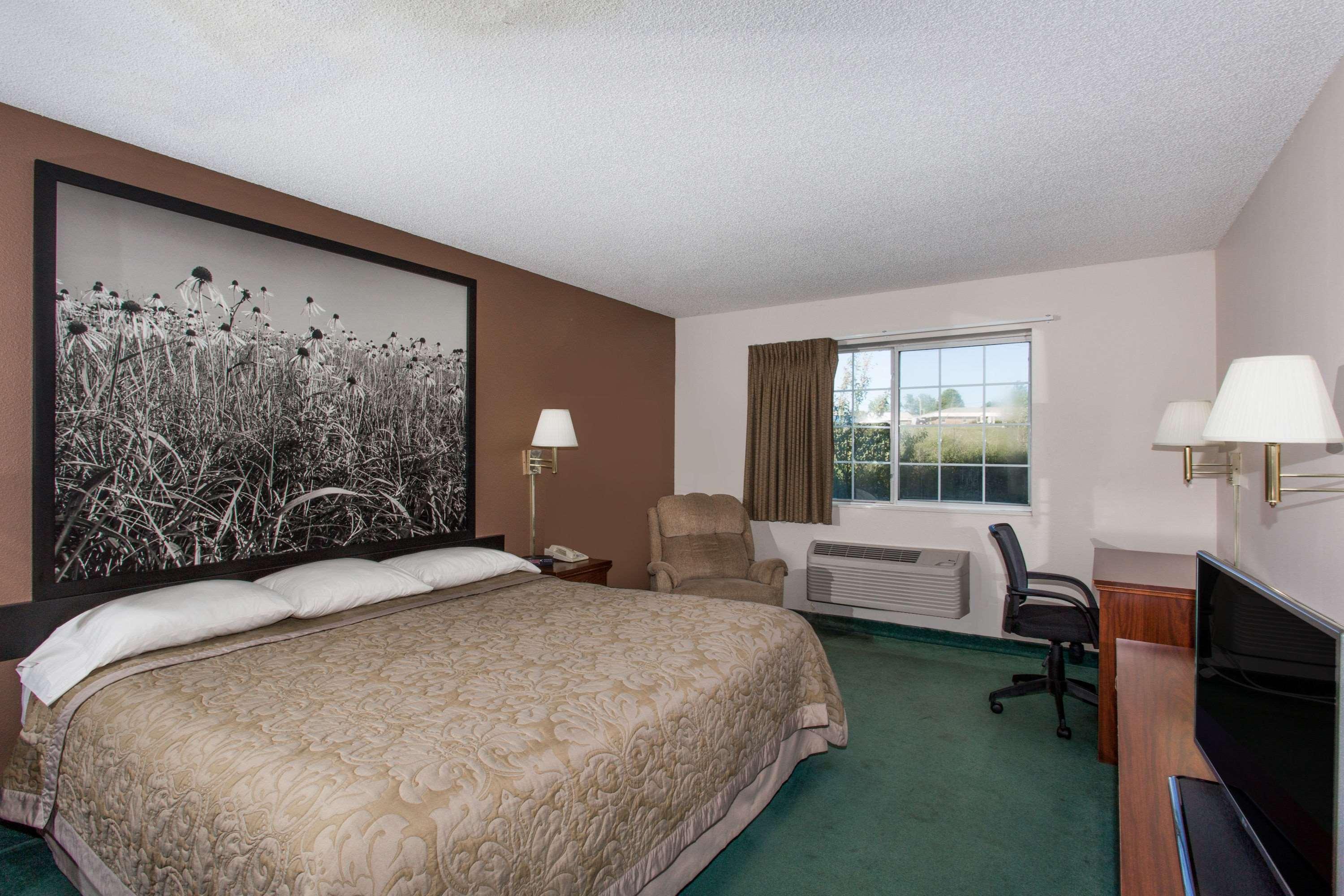 Super 8 By Wyndham Richmond Hotell Exteriör bild