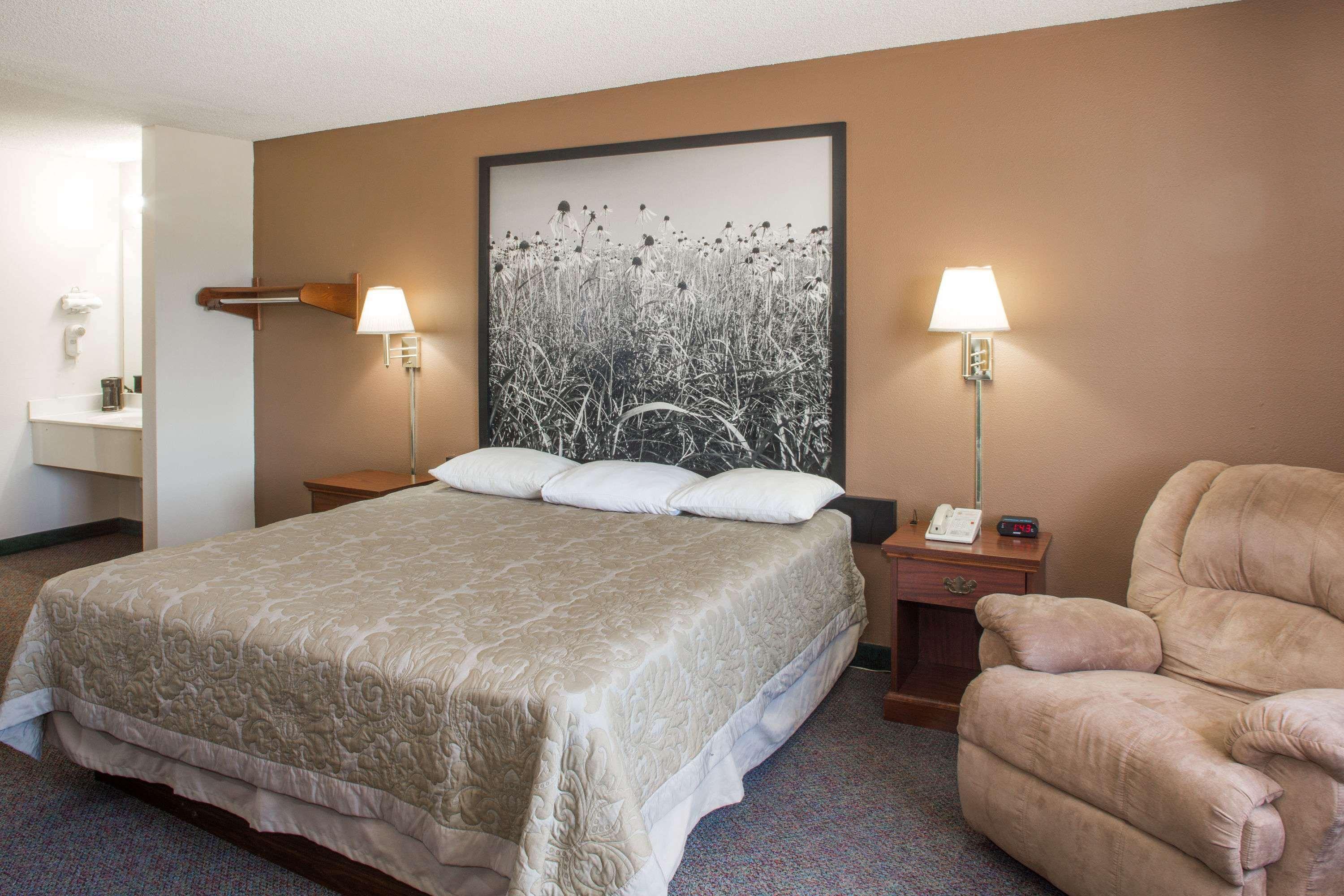Super 8 By Wyndham Richmond Hotell Exteriör bild