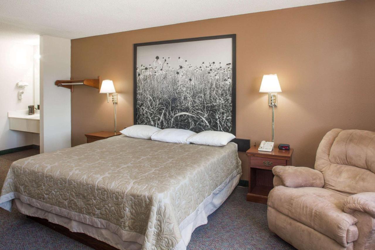 Super 8 By Wyndham Richmond Hotell Exteriör bild